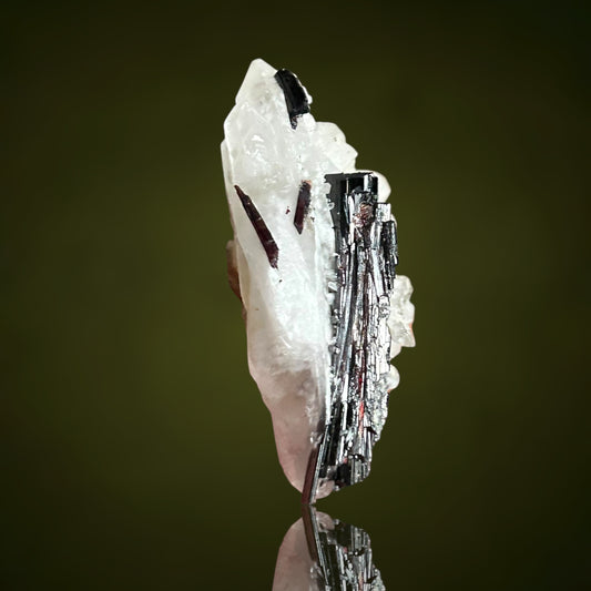 Hübnerite DT on Quartz - Peru