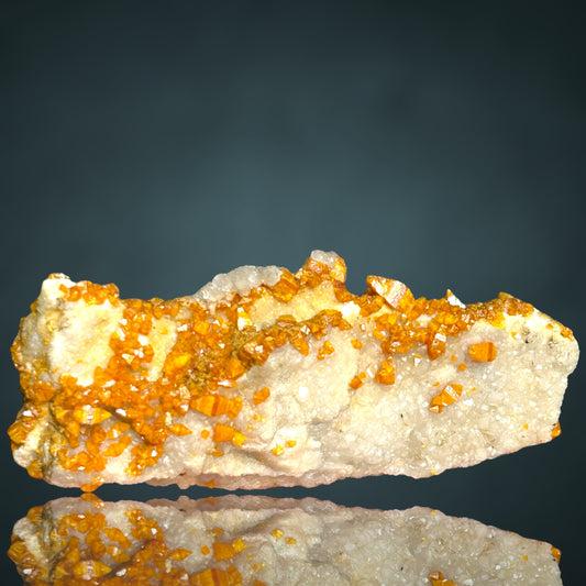 Bipyramidal/e Wulfenit/e, Calcite - Mezica, Slowenien