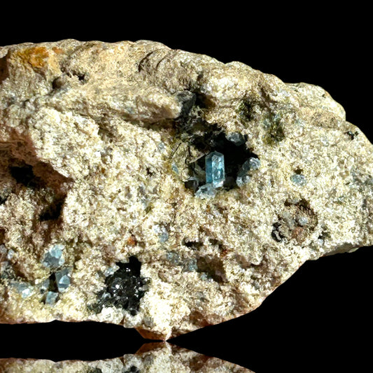 Hauyn/e X auf Feldspat/Sanidine - Eifel, Germany