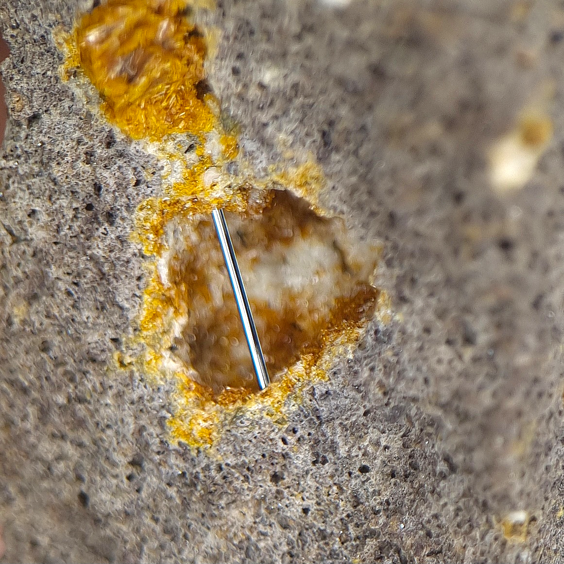 Pseudobrookit - Nickenich, Eifel