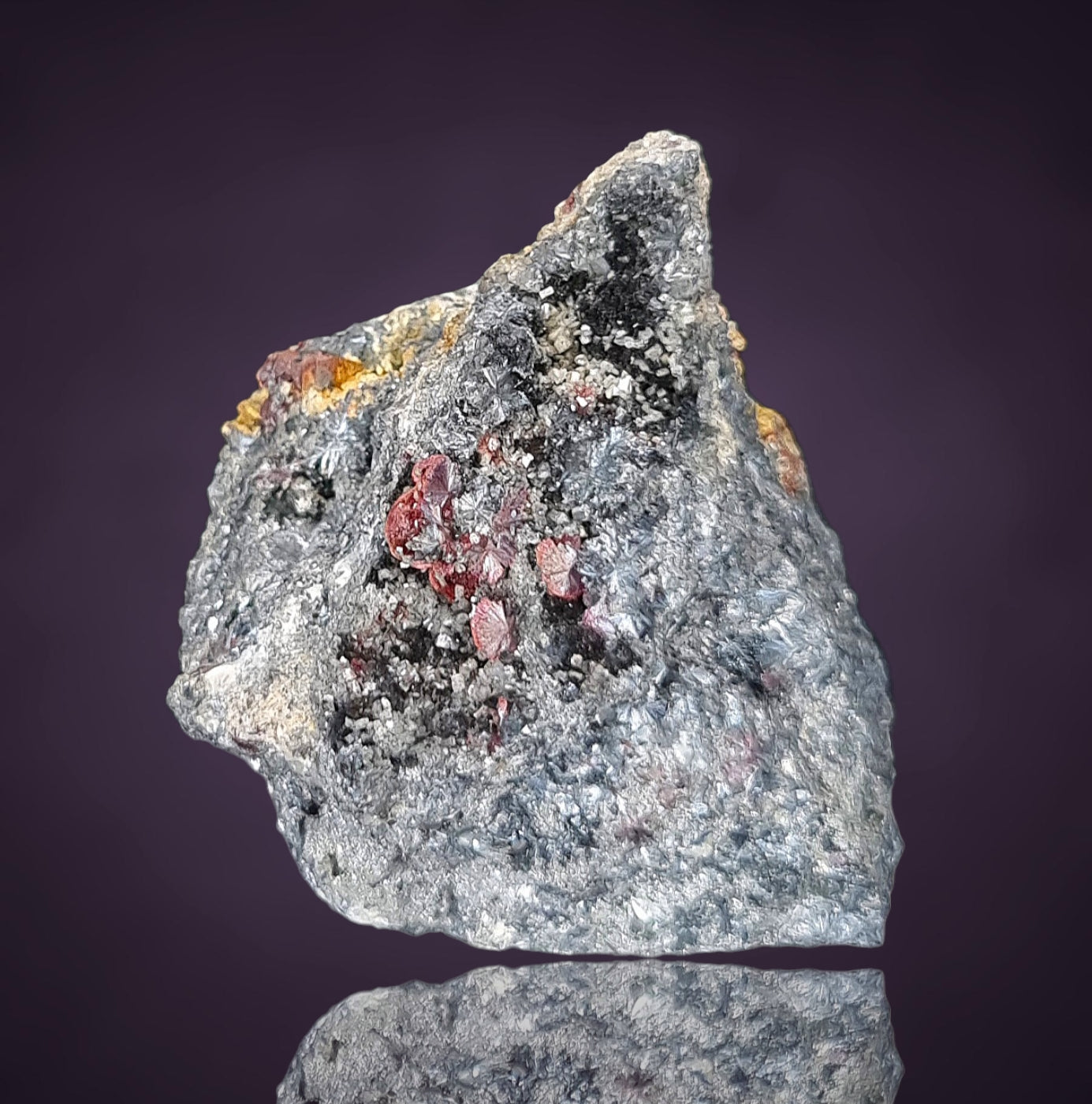 Kermesite, Stibnite, Valentinite - Lac Nicolet, Canada