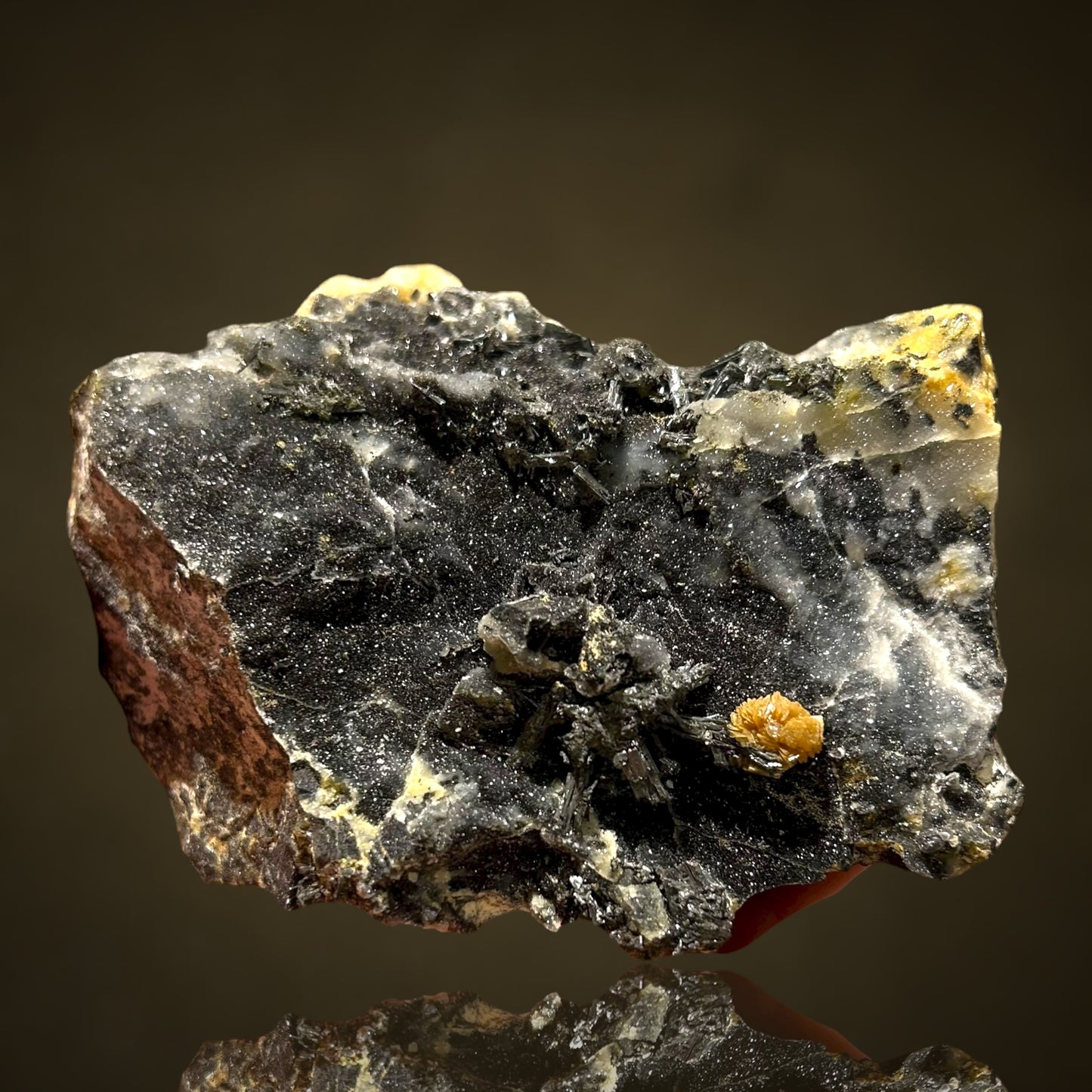 Valentinit, Stibnit – Xikuangshan, China