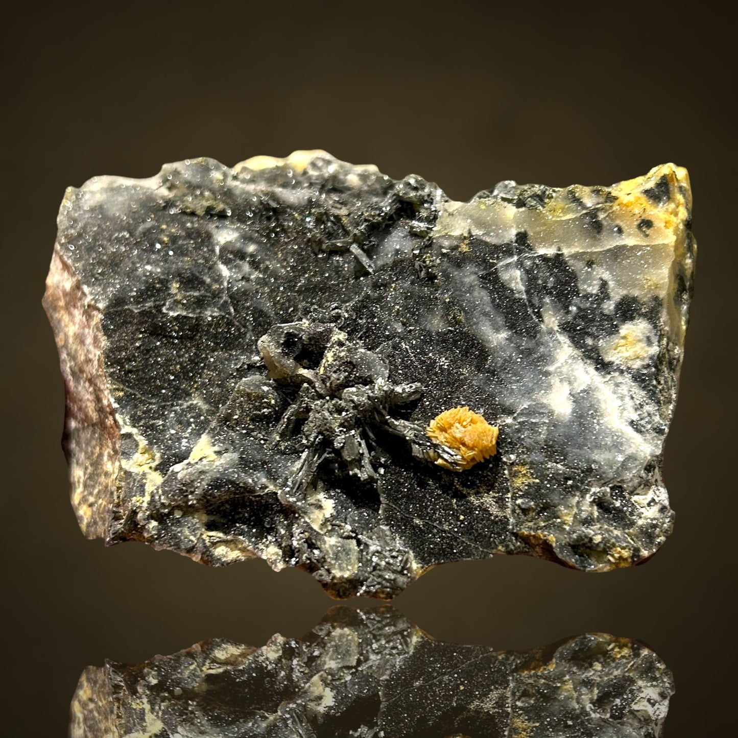 Valentinit, Stibnit – Xikuangshan, China