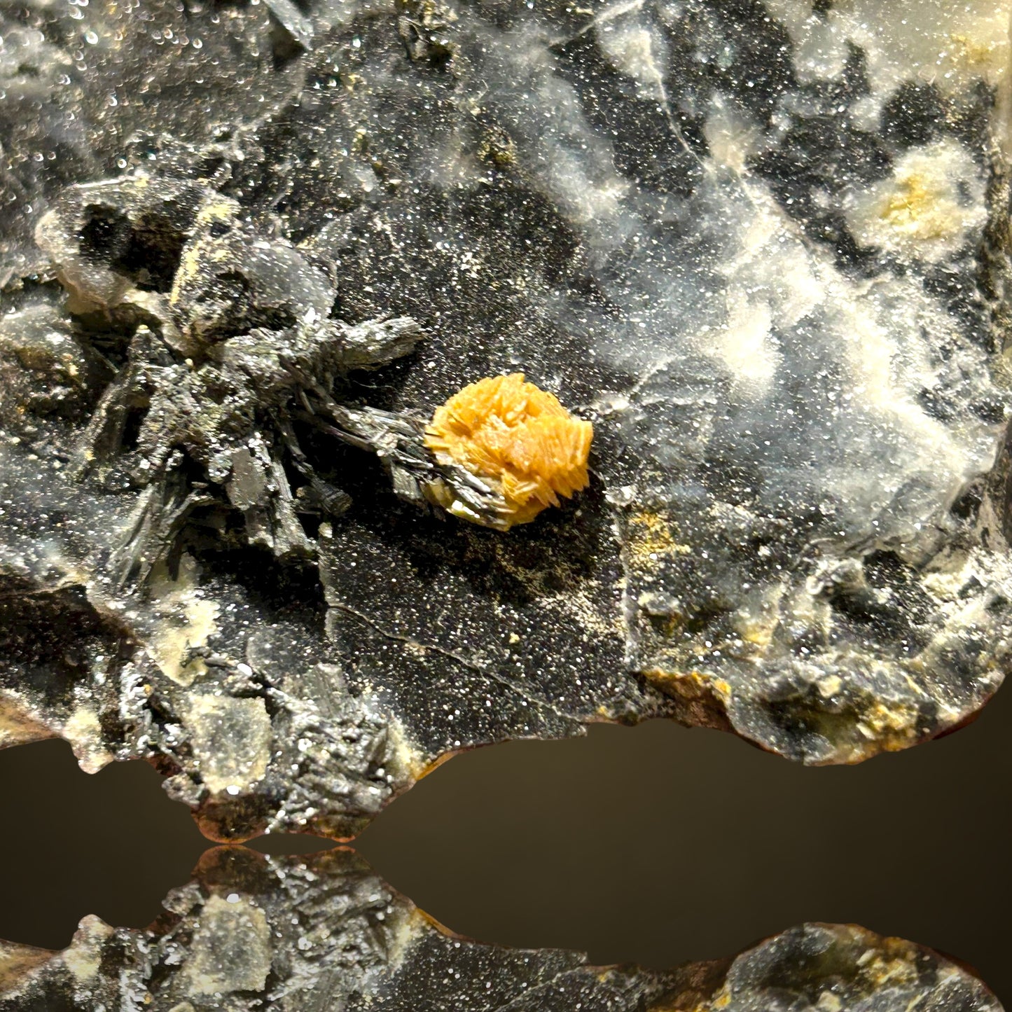 Valentinit, Stibnit – Xikuangshan, China