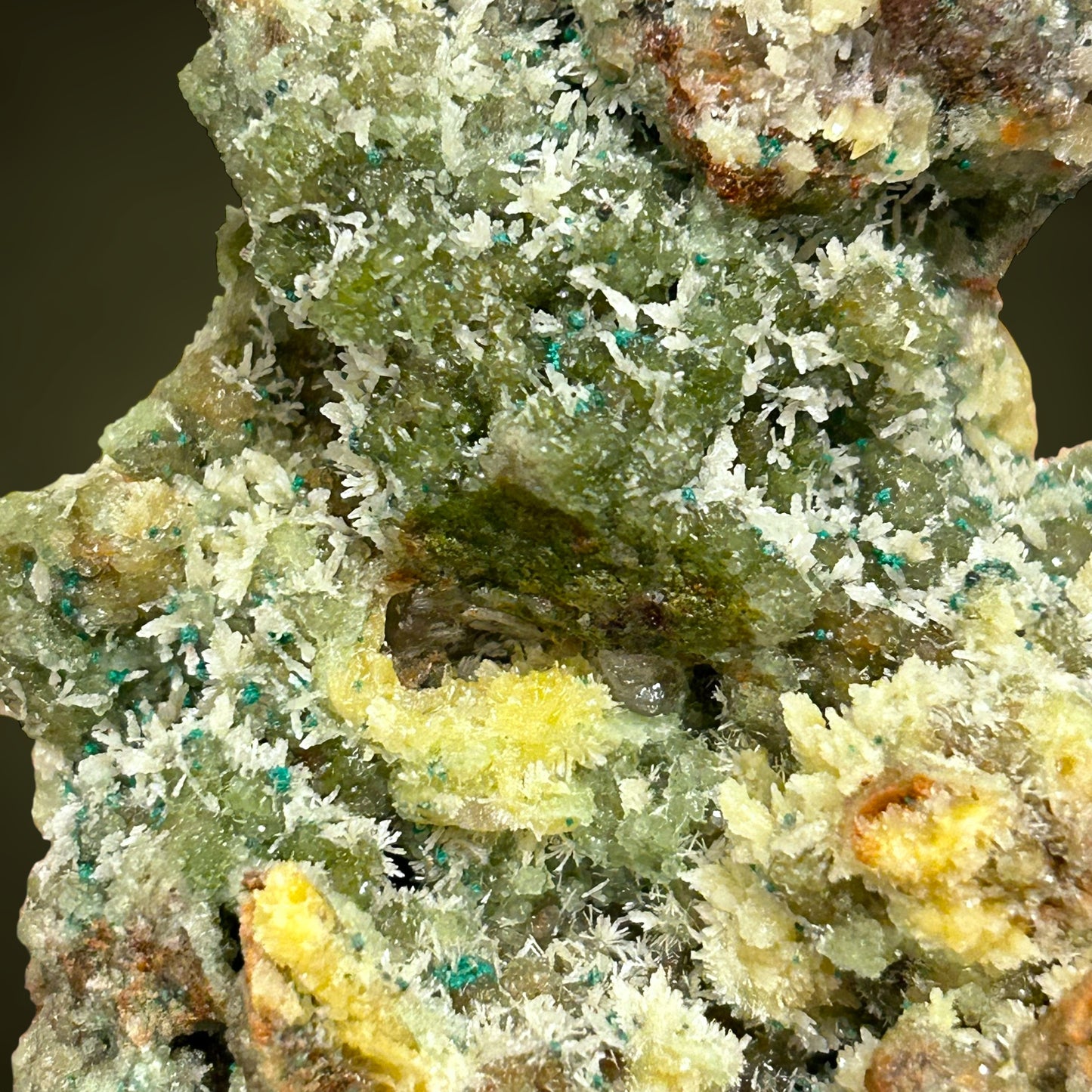 Grüner Smithsonit, Mimetesit, Malachit – Tsumeb, Namibia