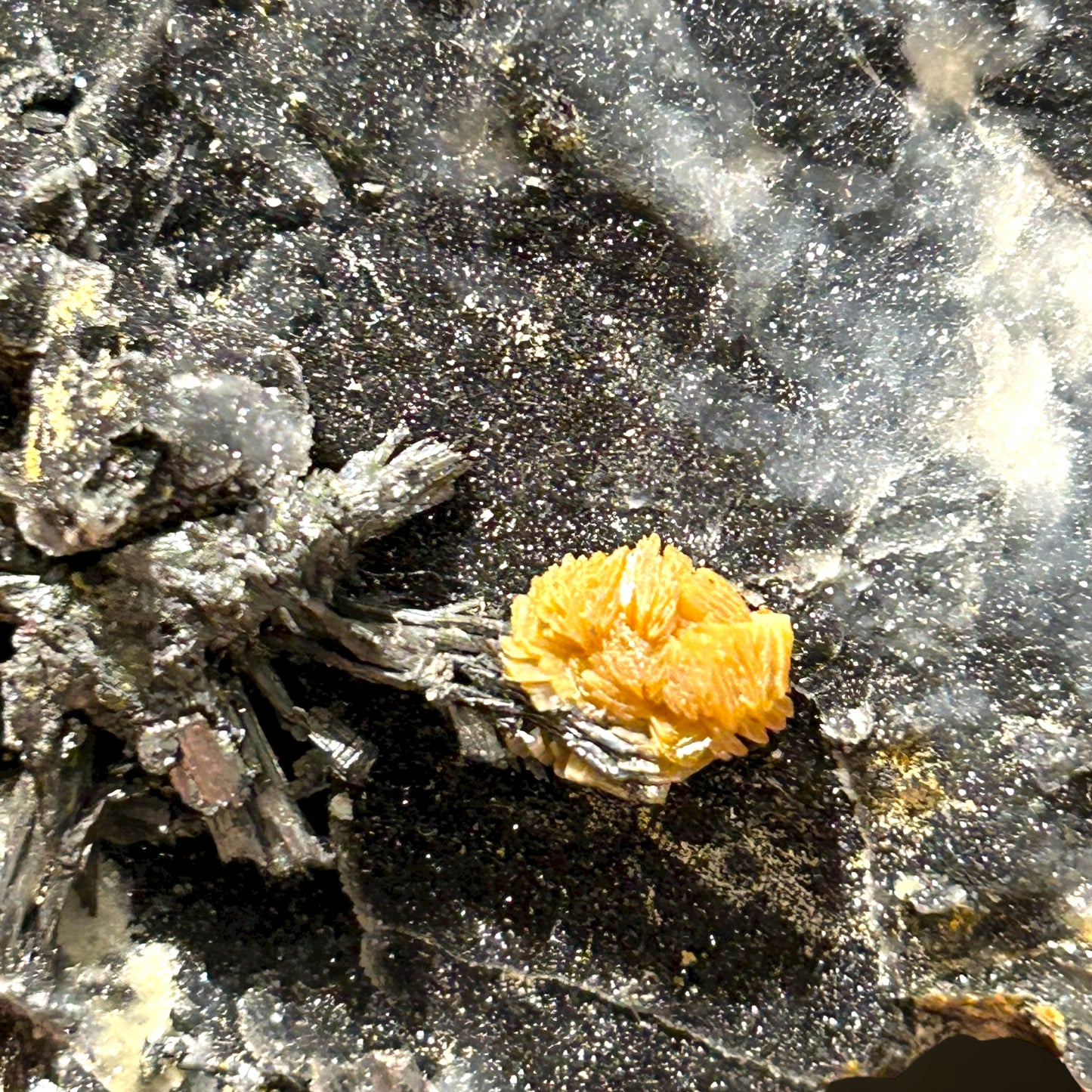 Valentinit, Stibnit – Xikuangshan, China