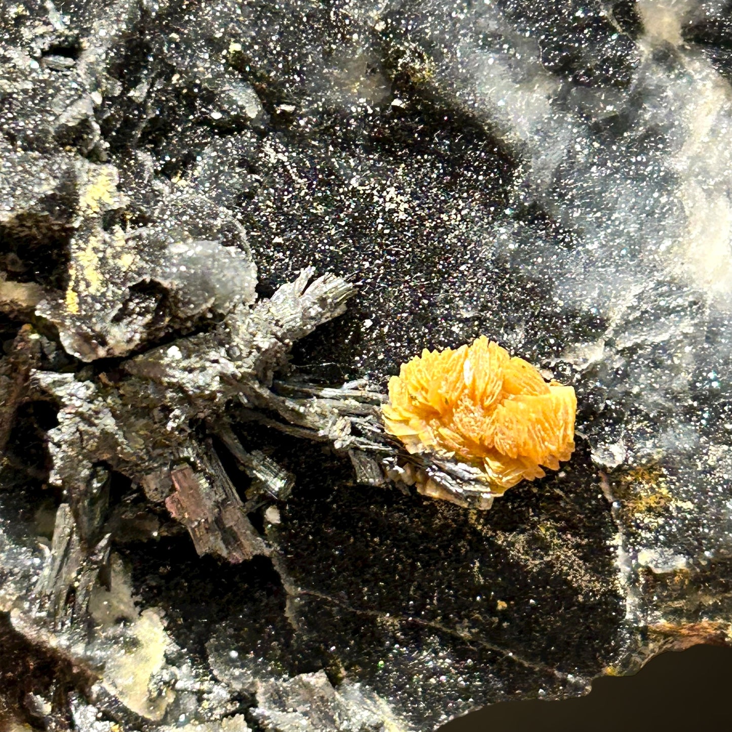 Valentinit, Stibnit – Xikuangshan, China