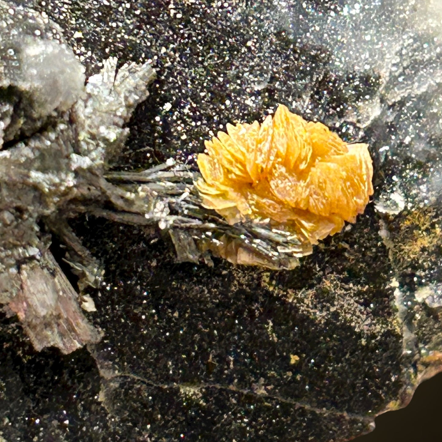 Valentinit, Stibnit – Xikuangshan, China