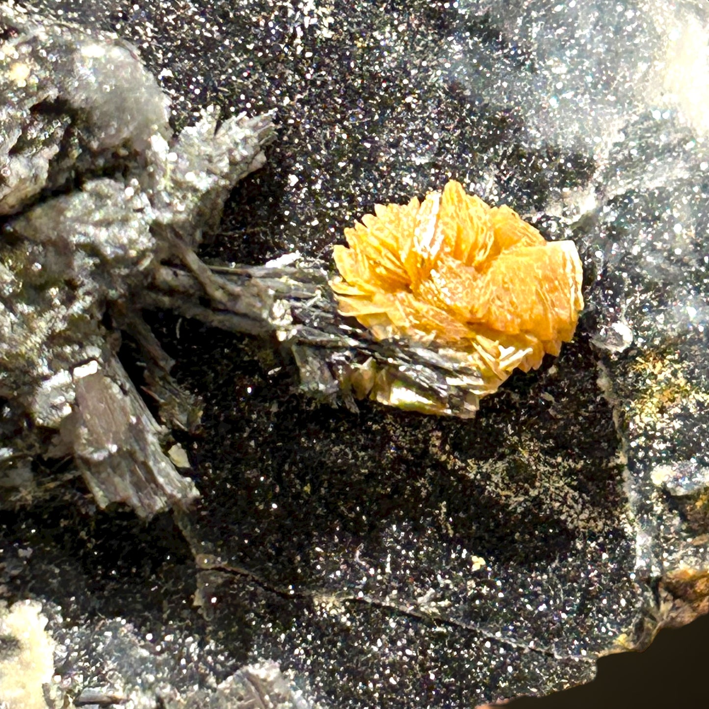 Valentinit, Stibnit – Xikuangshan, China