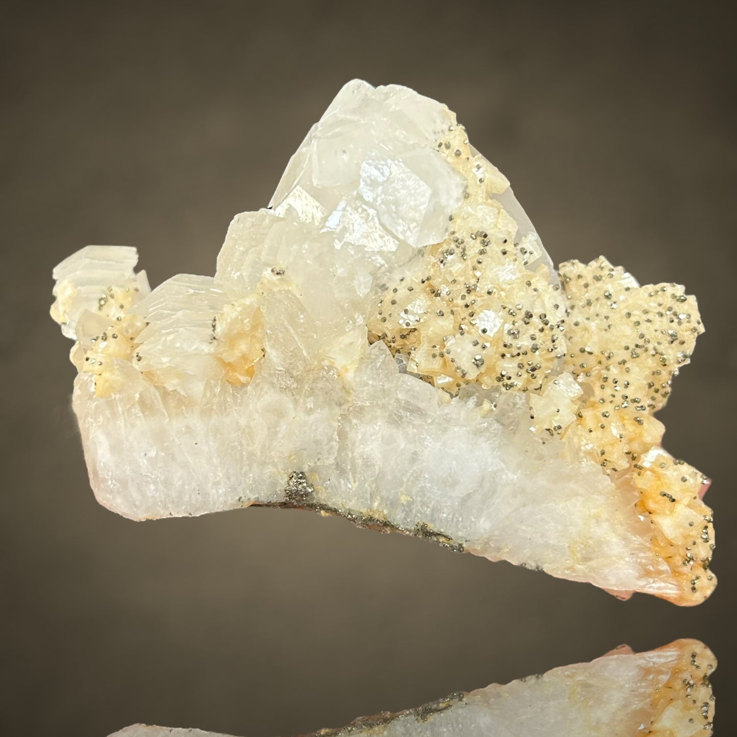 Calcit/e on Quarz, Pyrit/e, Dolomit/e - Baja Sprie, Rumänien