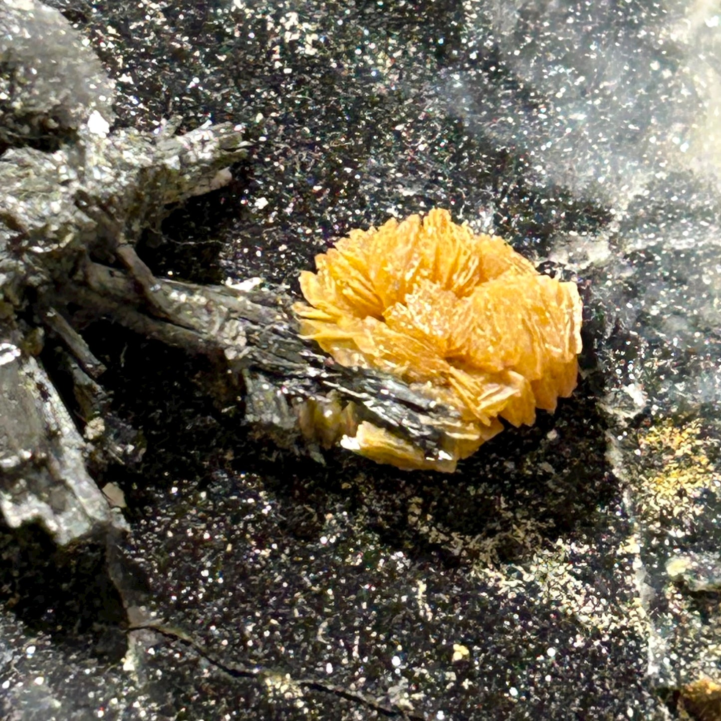 Valentinit, Stibnit – Xikuangshan, China