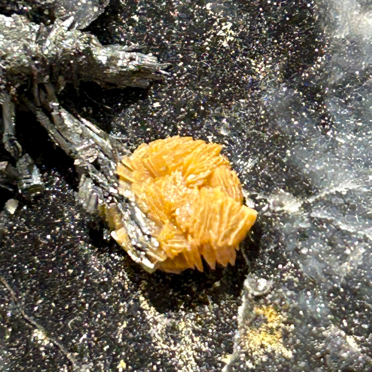 Valentinit, Stibnit – Xikuangshan, China