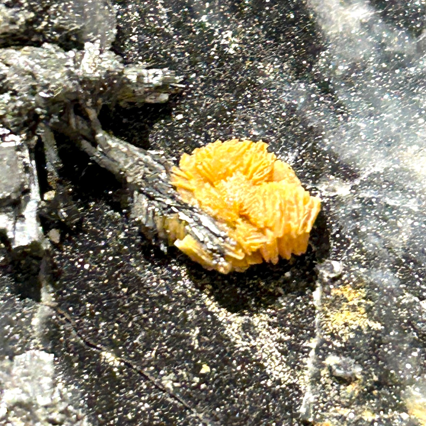 Valentinit, Stibnit – Xikuangshan, China