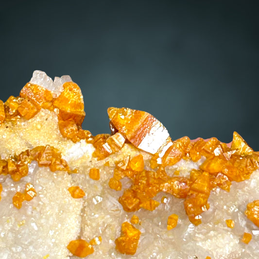 Bipyramidal/e Wulfenit/e, Calcite - Mezica, Slowenien