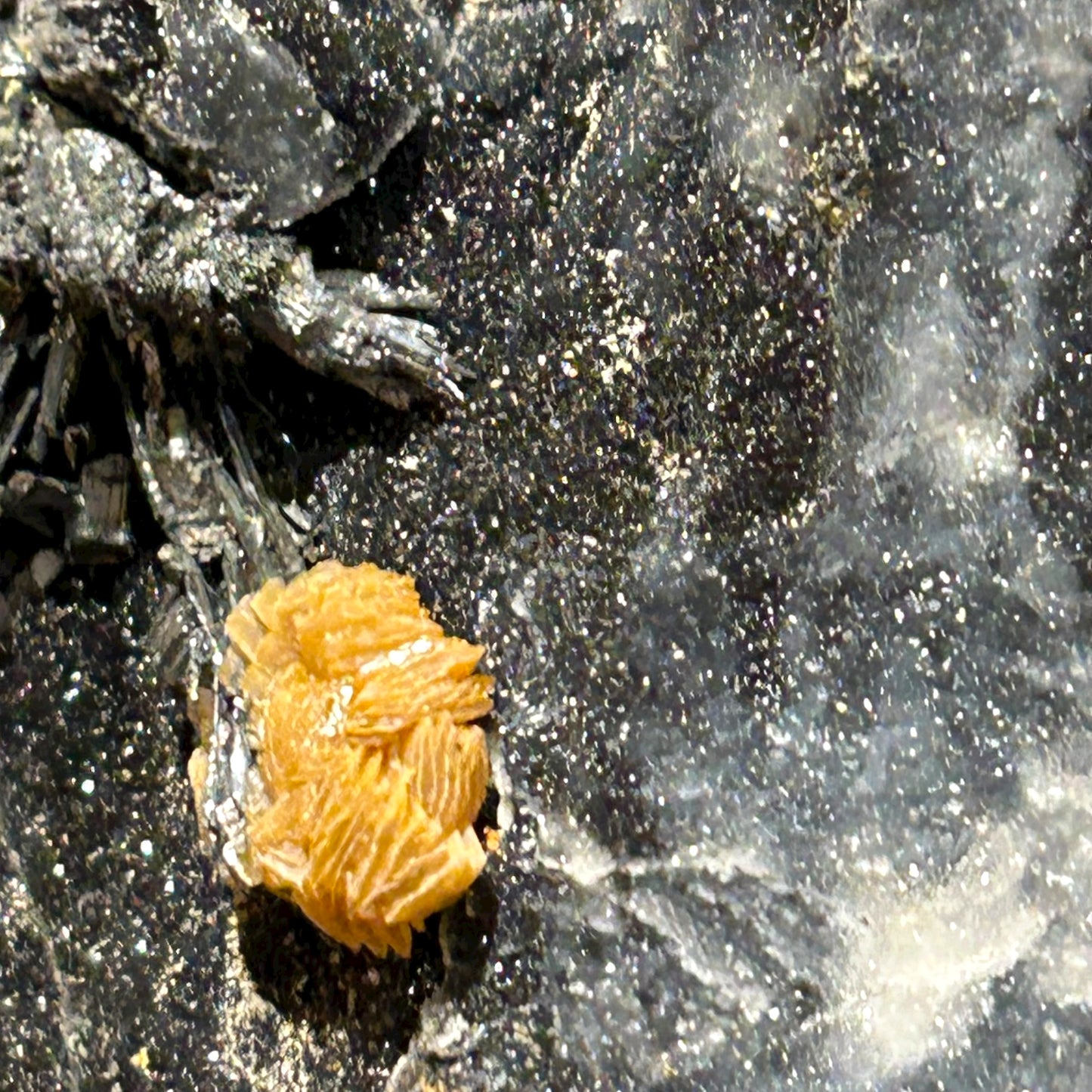 Valentinit, Stibnit – Xikuangshan, China