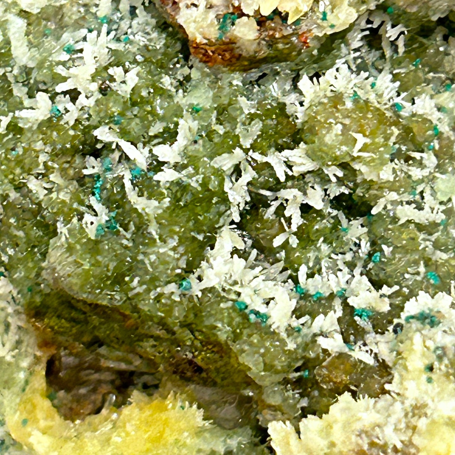 Grüner Smithsonit, Mimetesit, Malachit – Tsumeb, Namibia